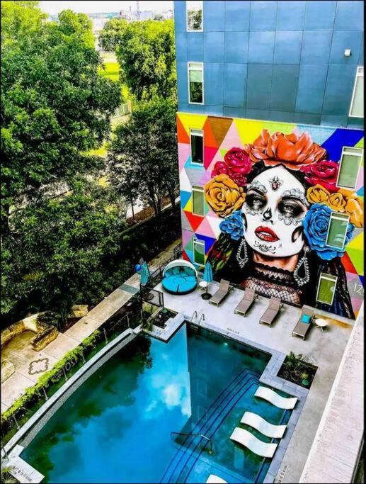 Beautiful Riverwalk With Full Amenities, King Bed & Free Parking Apartment *