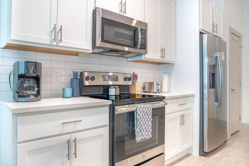 Apartment Beautiful Riverwalk With Full Amenities, King Bed & Free Parking