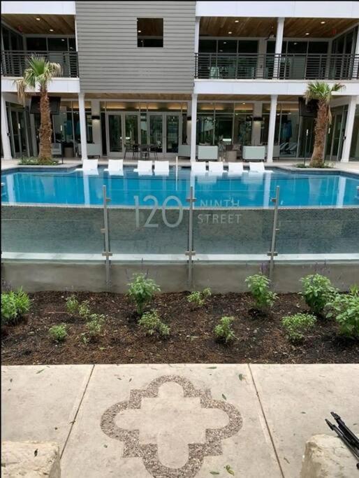 Beautiful Riverwalk With Full Amenities, King Bed & Free Parking Apartment *