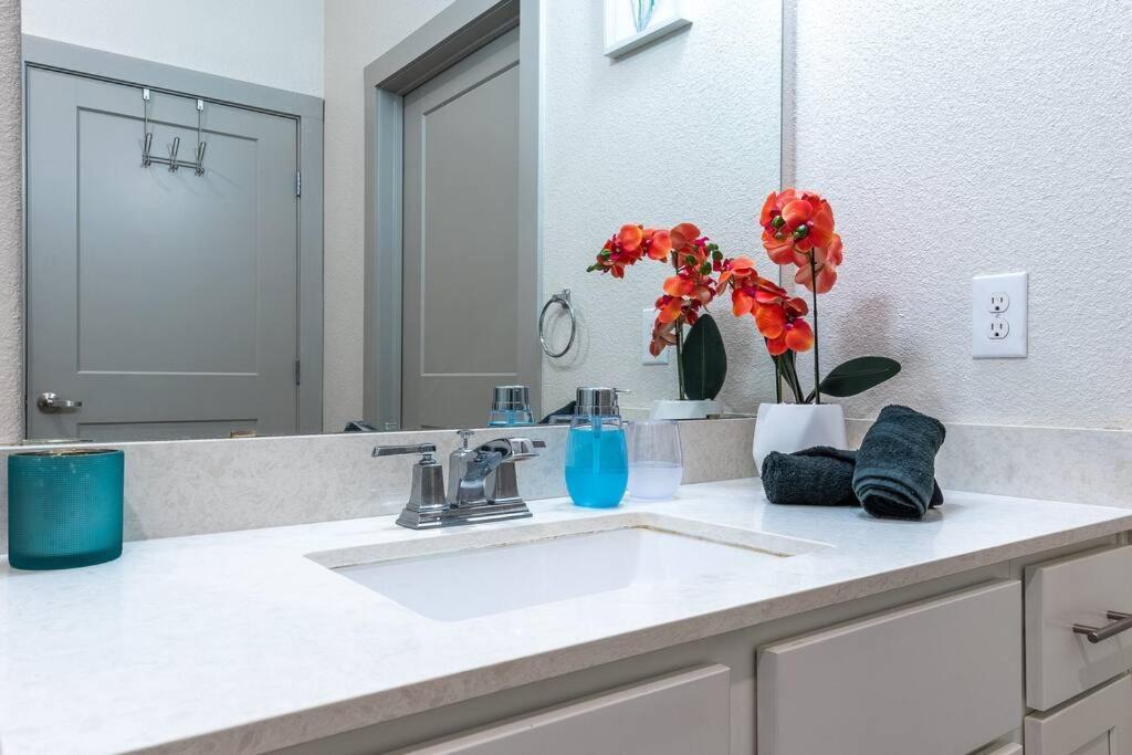 Beautiful Riverwalk With Full Amenities, King Bed & Free Parking