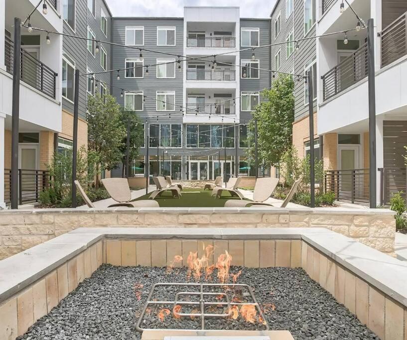 Beautiful Riverwalk With Full Amenities, King Bed & Free Parking Apartment