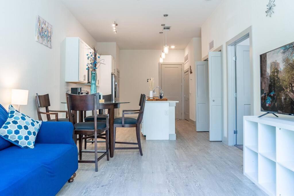 Apartment Beautiful Riverwalk With Full Amenities, King Bed & Free Parking *