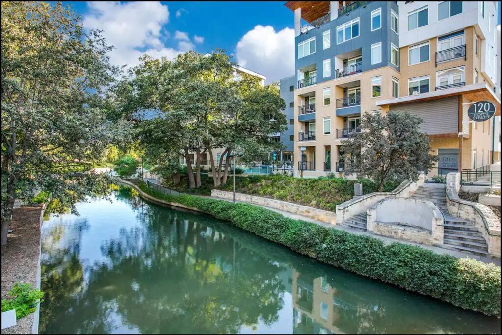 Beautiful Riverwalk With Full Amenities, King Bed & Free Parking *