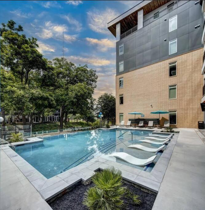 Beautiful Riverwalk With Full Amenities, King Bed & Free Parking San Antonio