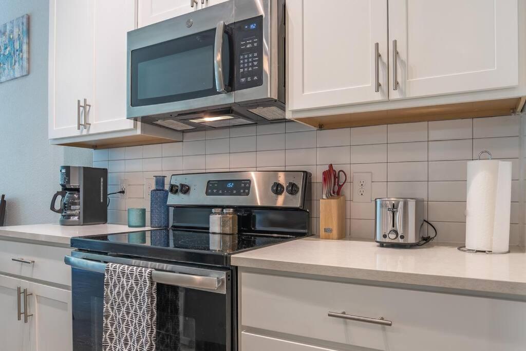 Beautiful Riverwalk With Full Amenities, King Bed & Free Parking Apartment