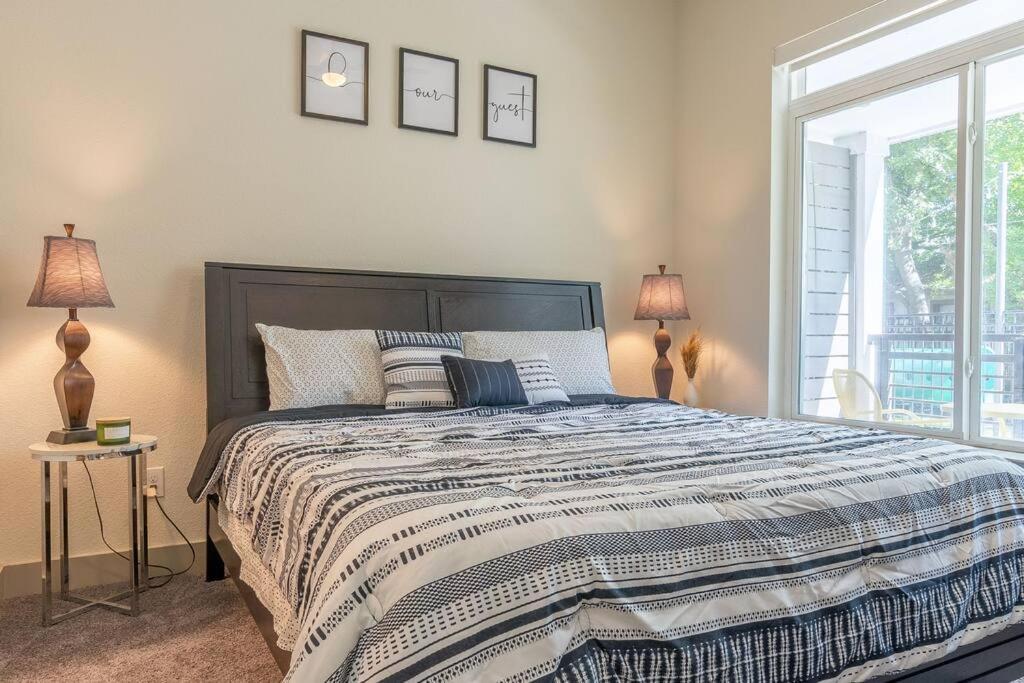 Apartment Beautiful Riverwalk With Full Amenities, King Bed & Free Parking