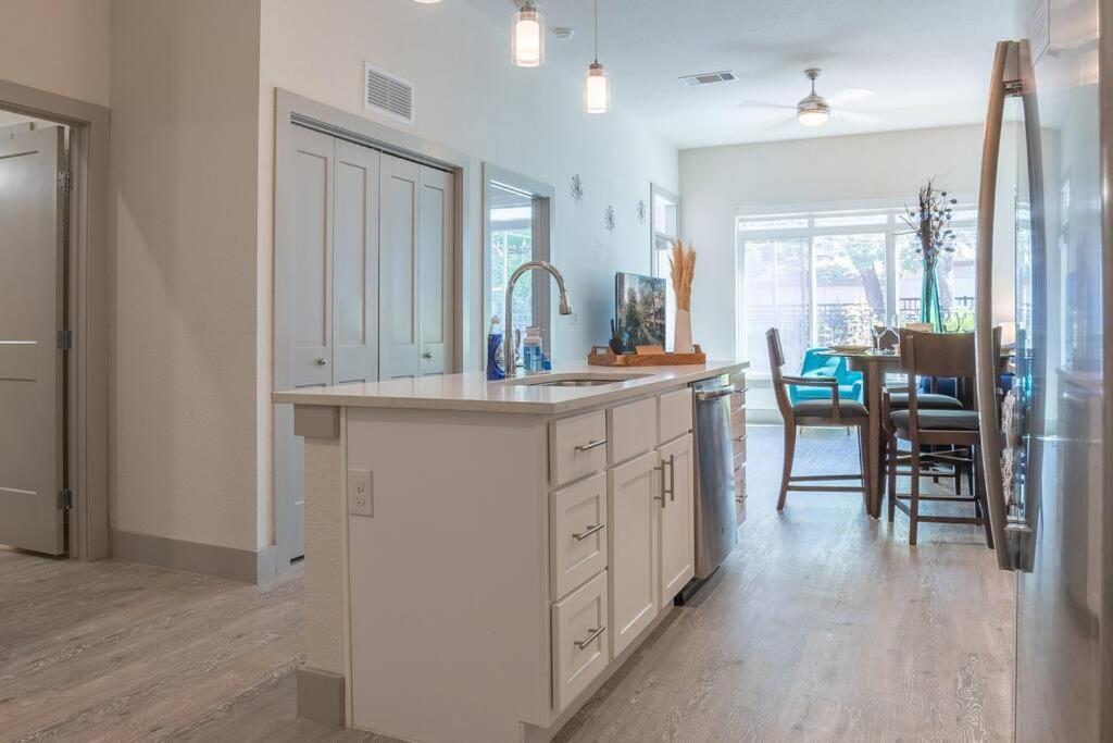 Beautiful Riverwalk With Full Amenities, King Bed & Free Parking Apartment San Antonio