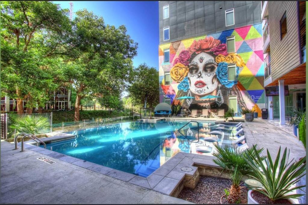 Beautiful Riverwalk With Full Amenities, King Bed & Free Parking *