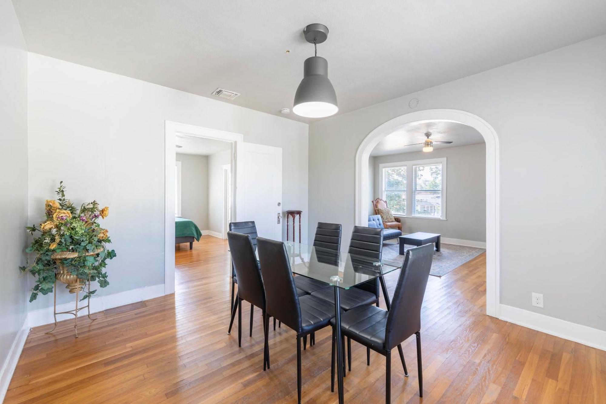 2 Bedroom Unit Near Downtown Holiday home