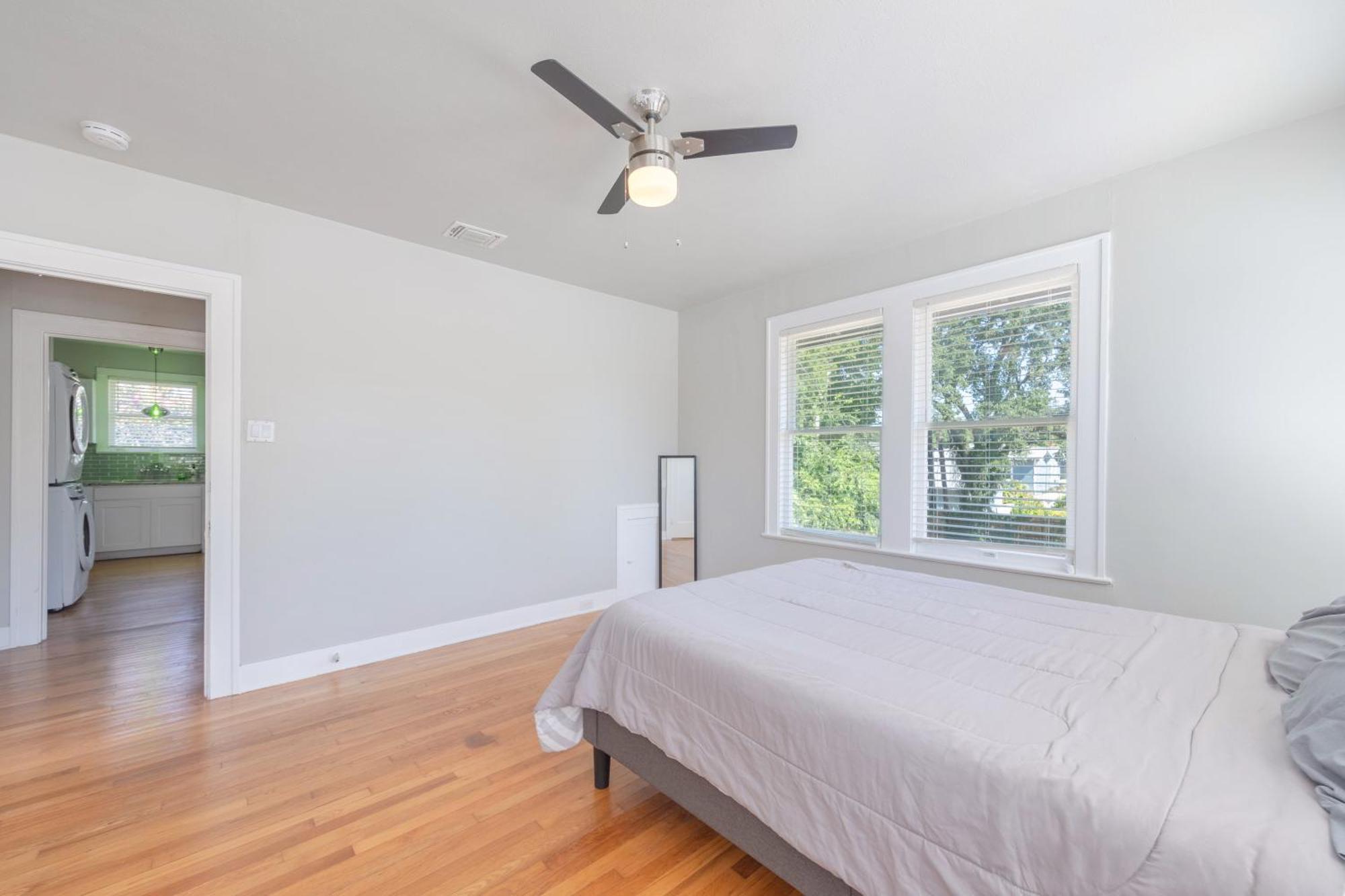 2 Bedroom Unit Near Downtown *