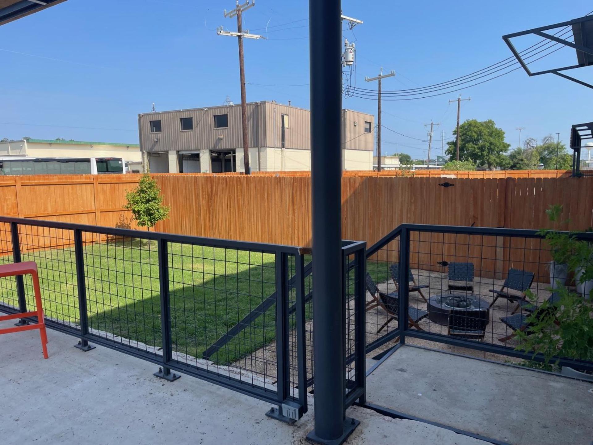 Fyrebird Place - Industrial Loft With Pavilion & Yard Apartment San Antonio