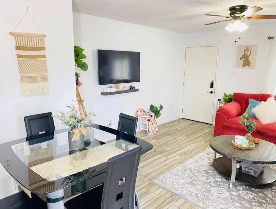 Lovely 2 Bedroom Hidden Gem At The Botanical Garden Unit 3 Apartment *