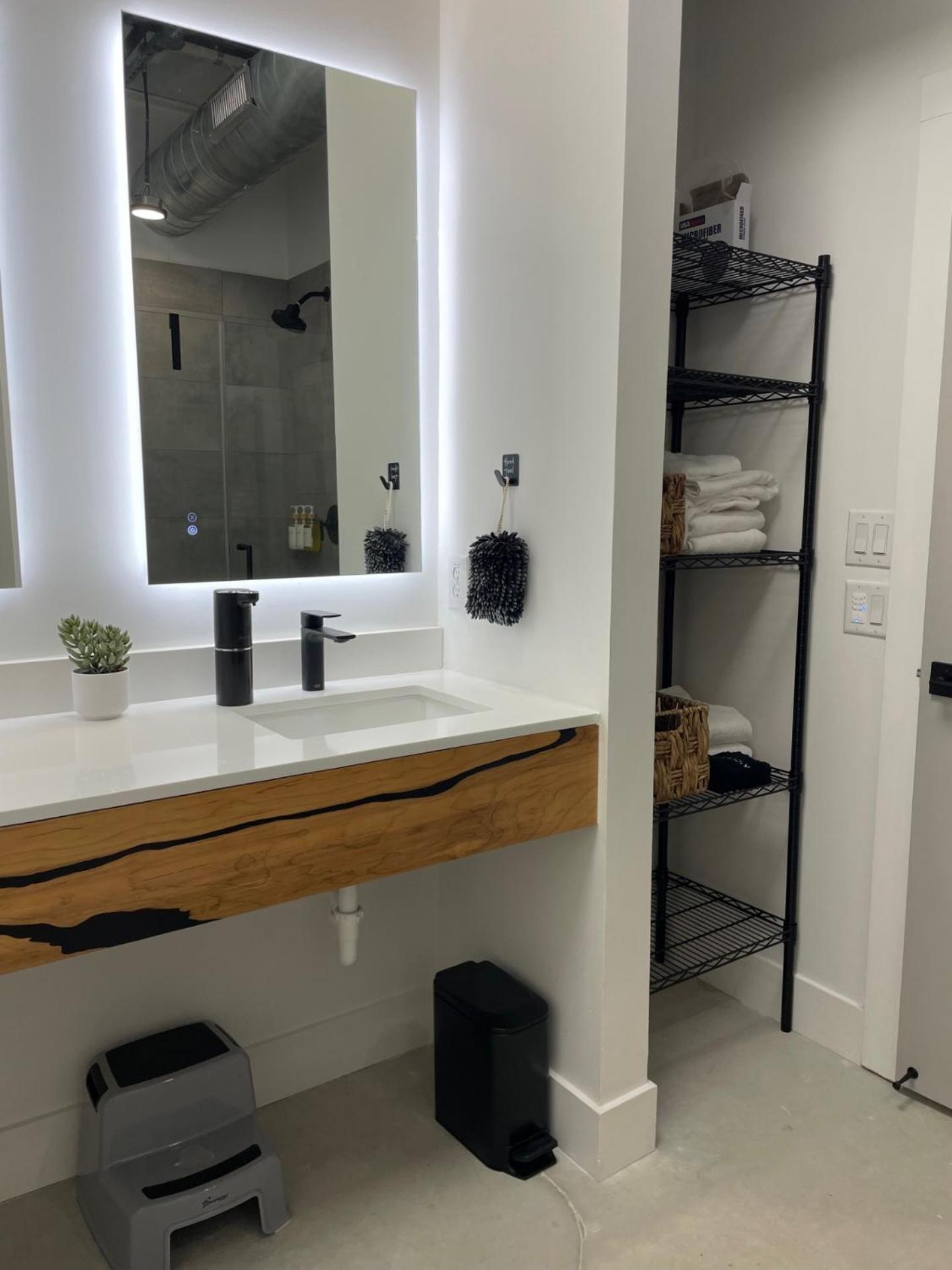 Apartment Fyrebird Place - Industrial Loft With Pavilion & Yard *