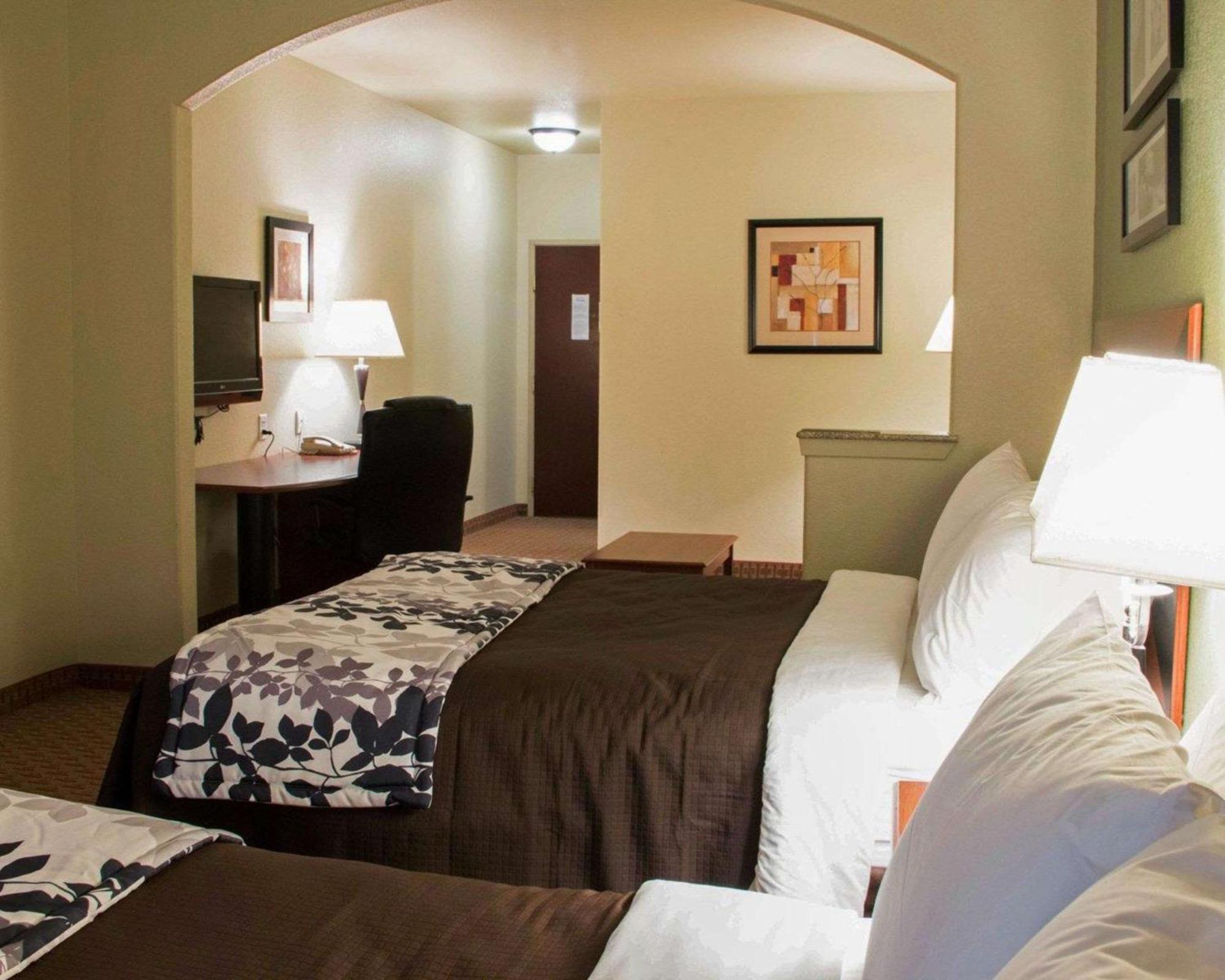 Hotel Sleep & At Six Flags