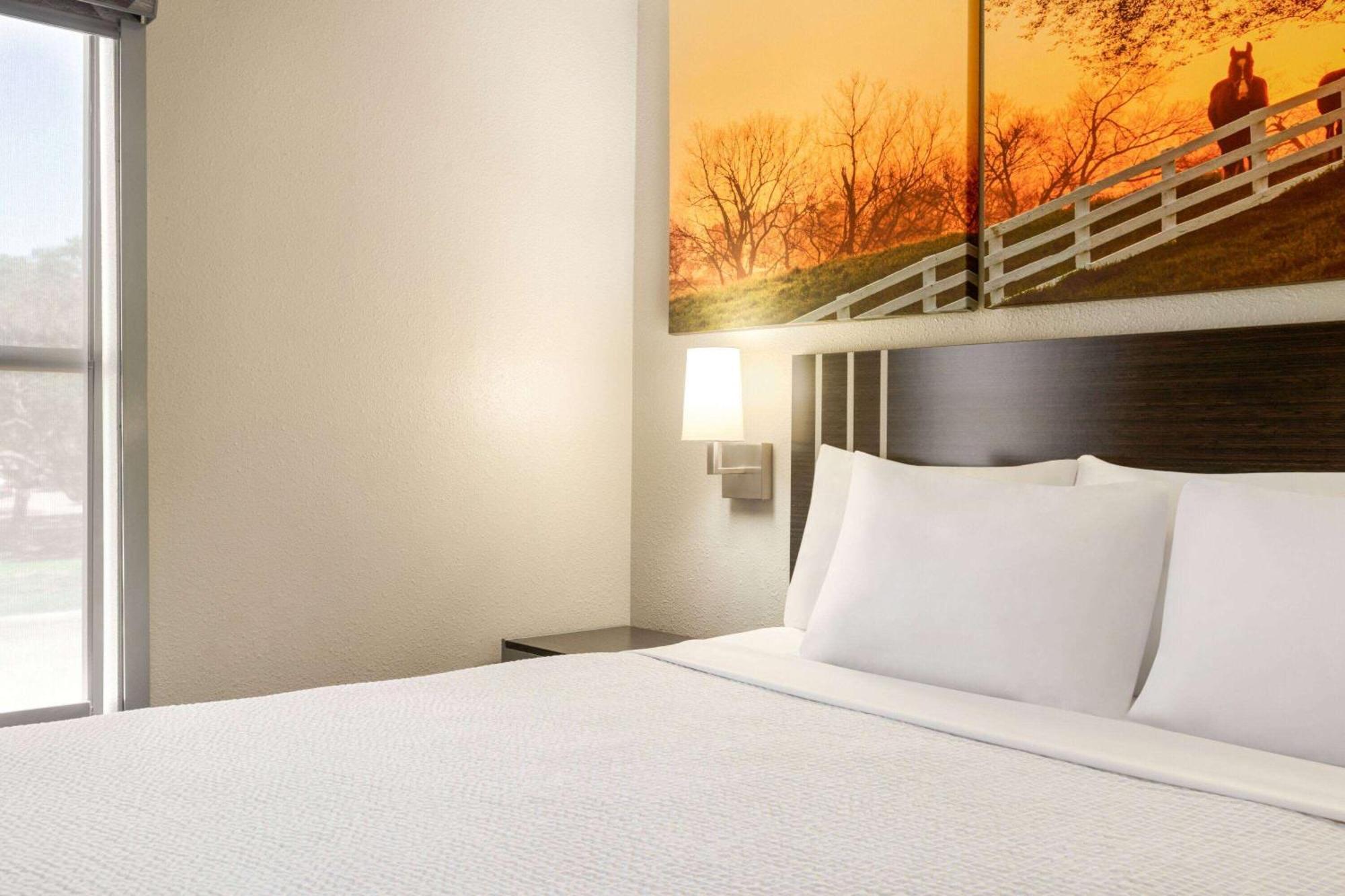 Hotel Days By Wyndham Near Fiesta Park 2*