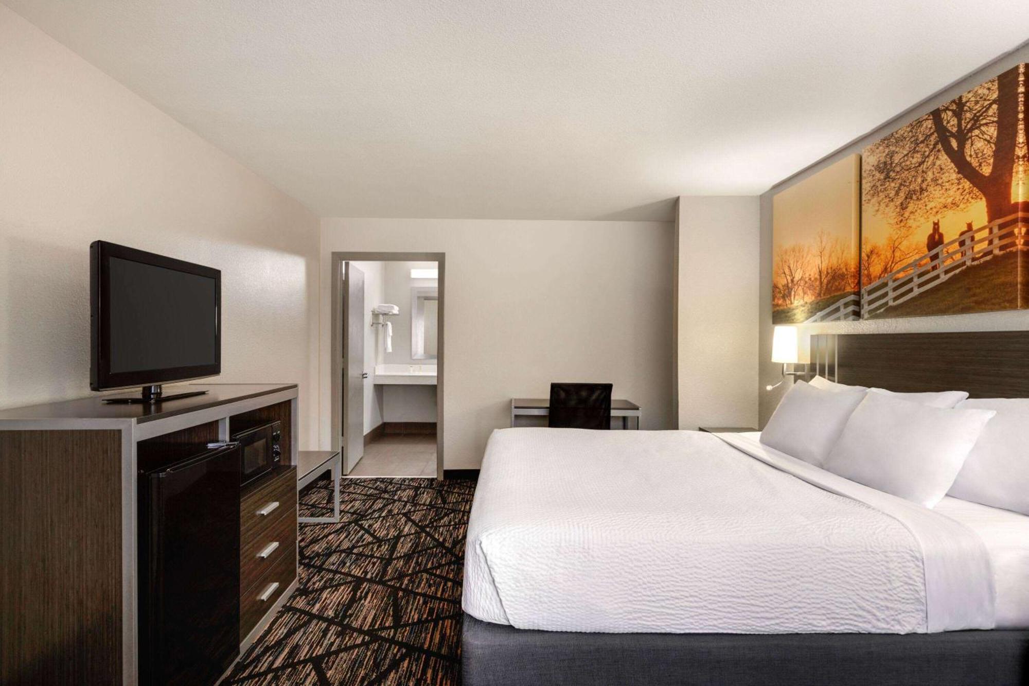Days By Wyndham Near Fiesta Park Hotel 2*