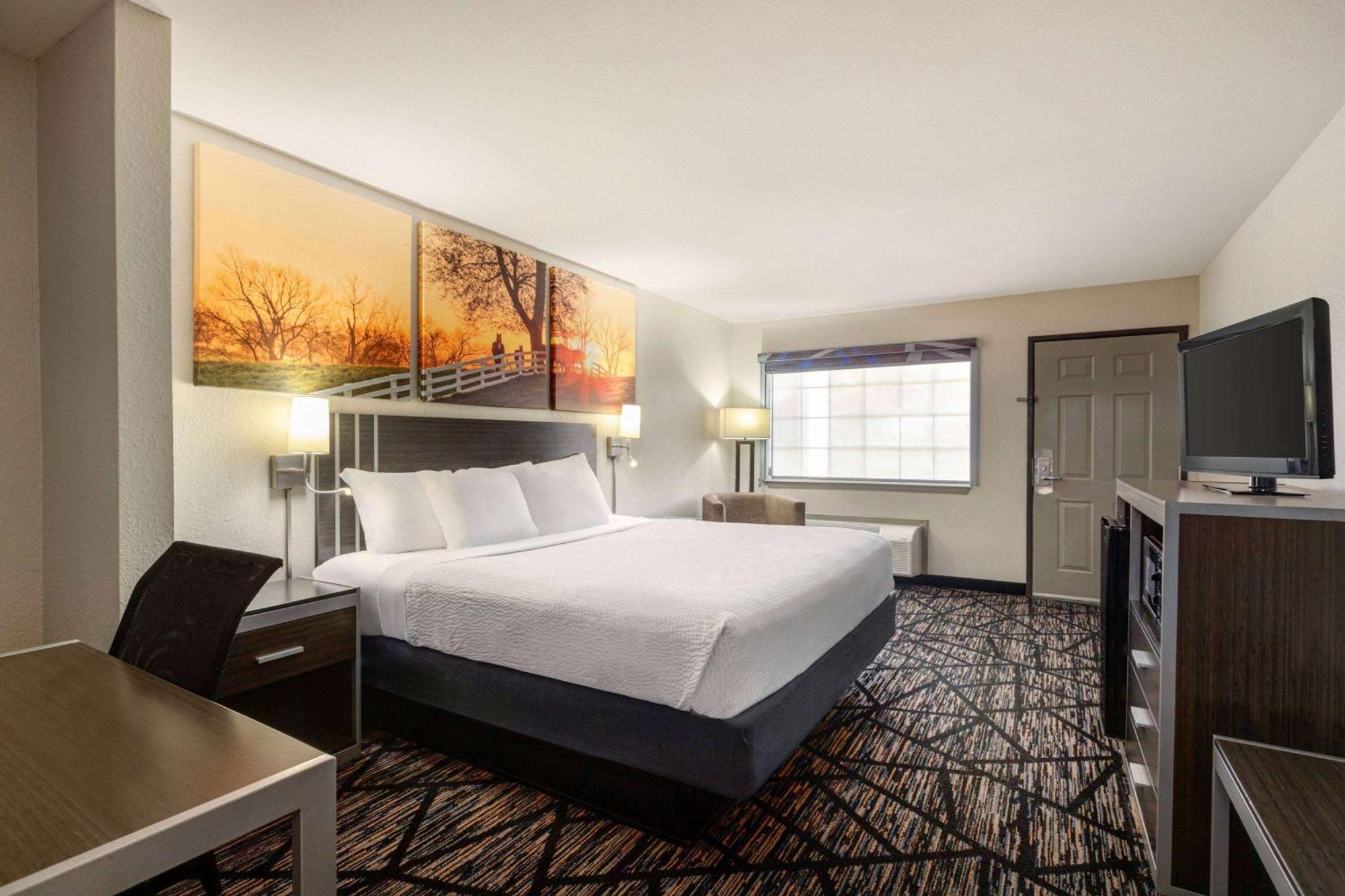 Days By Wyndham Near Fiesta Park Hotel 2*
