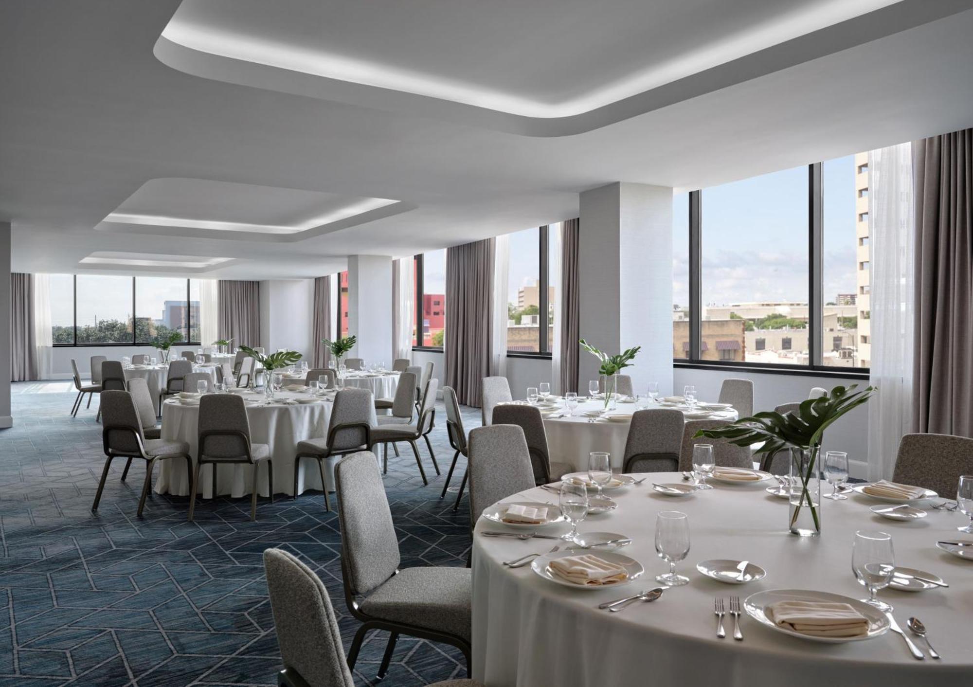 Hotel Intercontinental Riverwalk By Ihg 4*