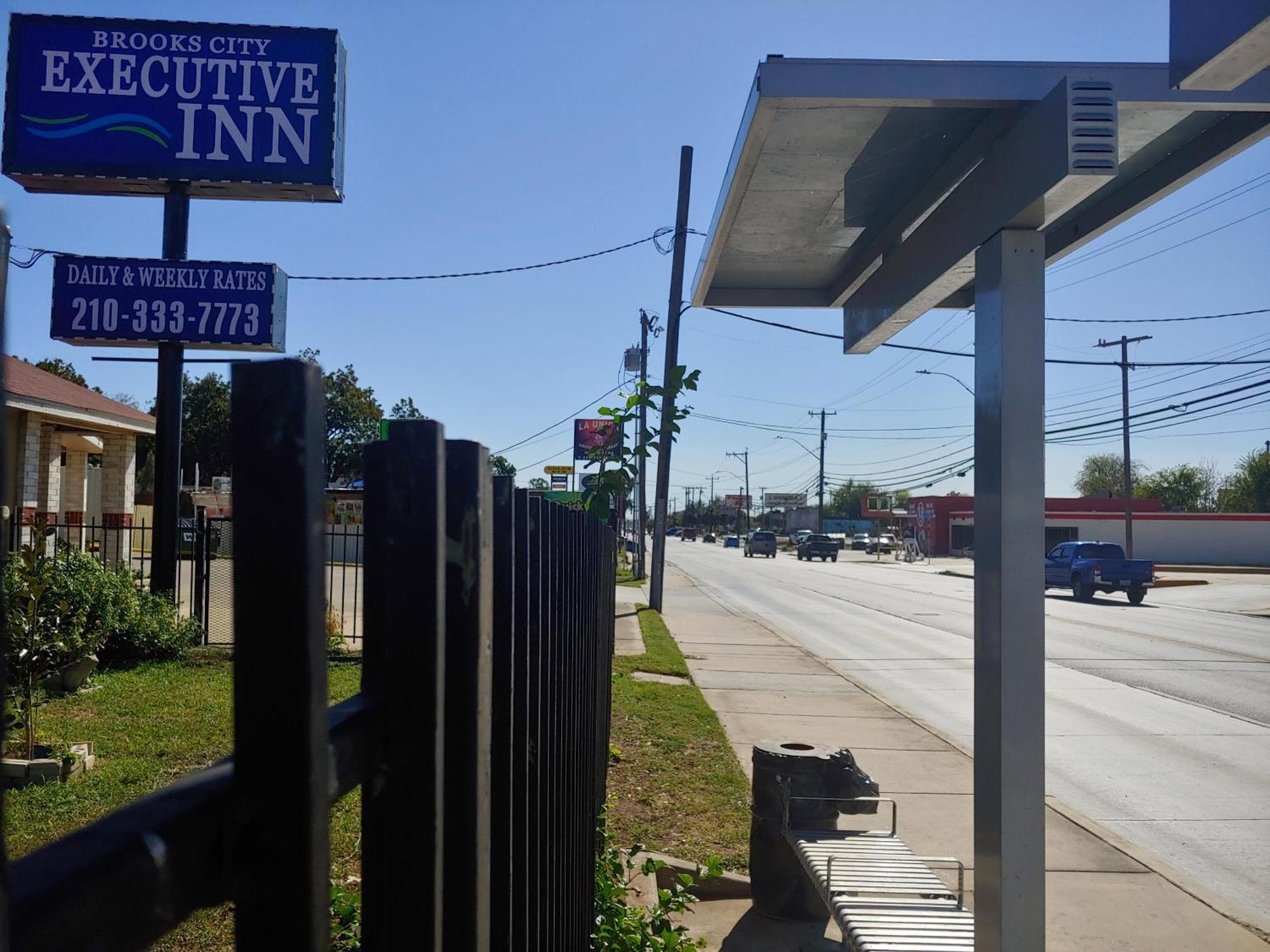 Brooks Executive Motel *