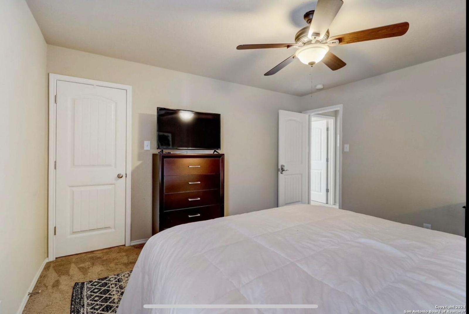 Legislation 4br Villa