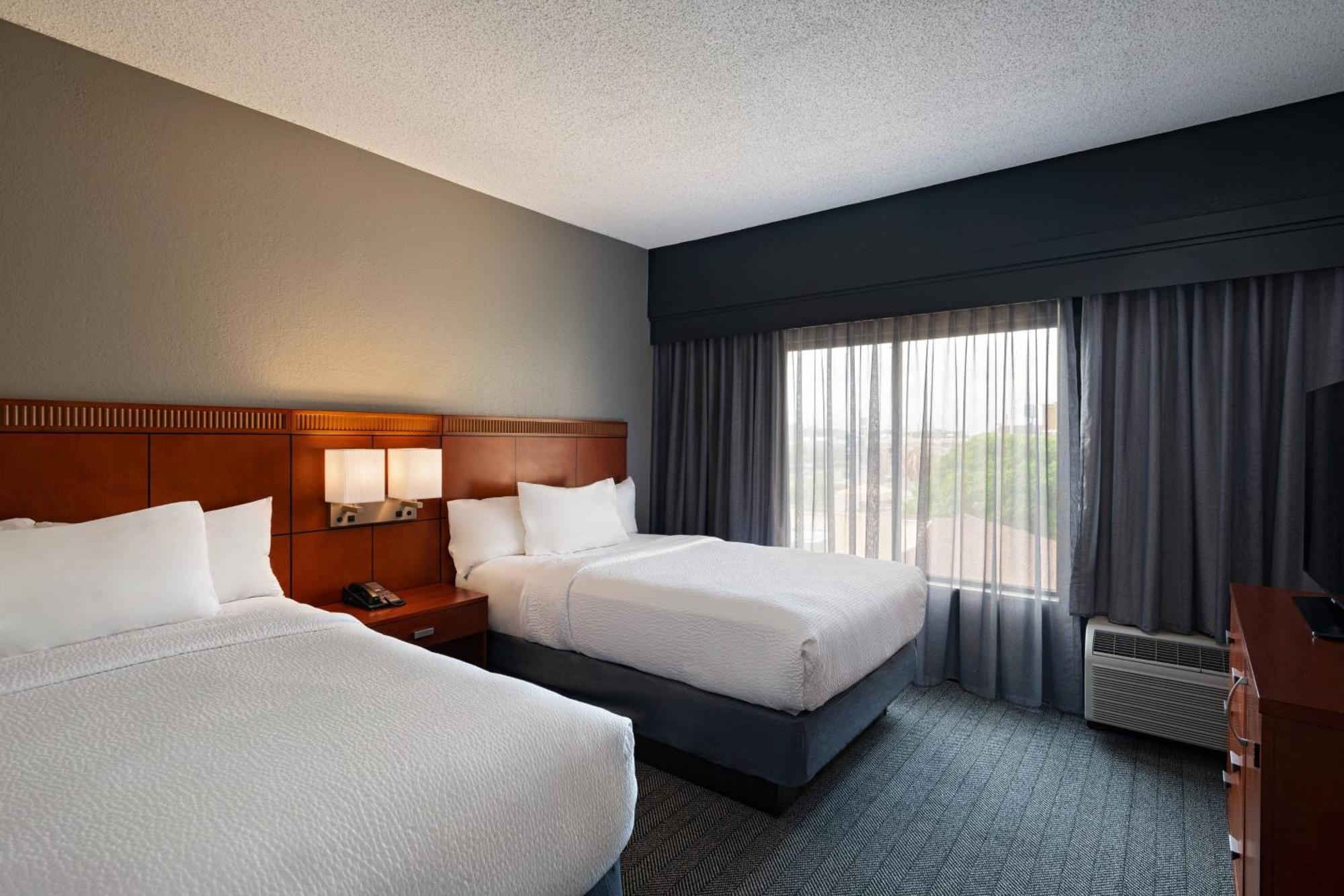 Hotel Courtyard By Marriott Airport