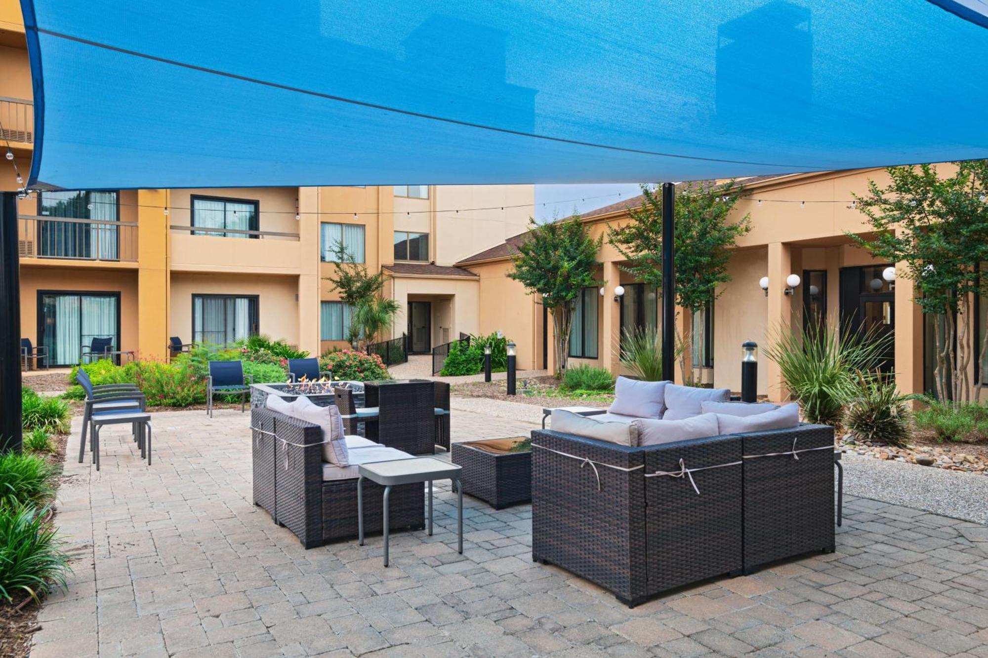 Courtyard By Marriott Airport
