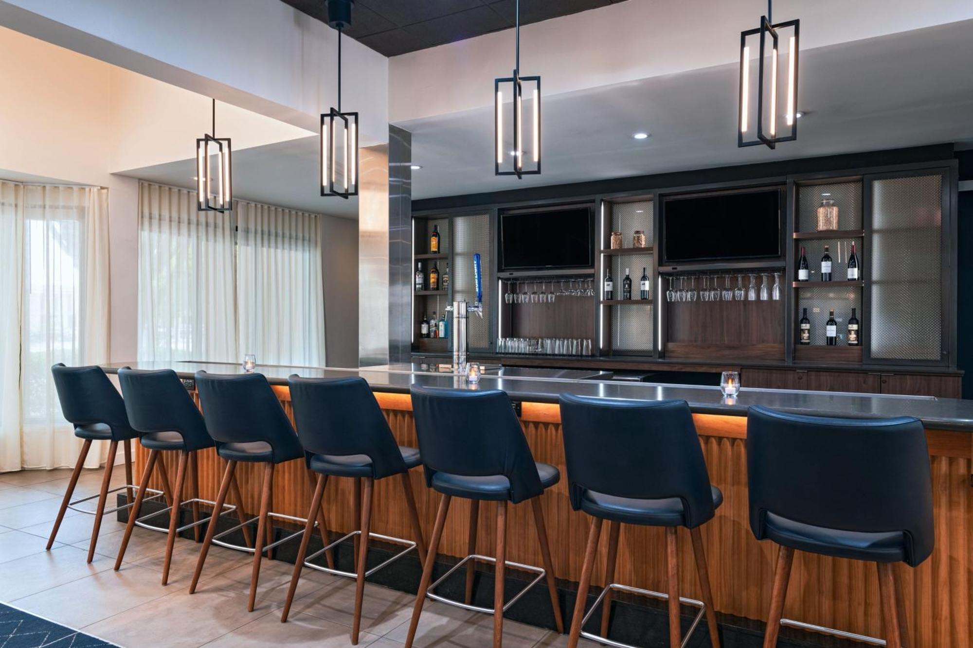 Courtyard By Marriott Airport Hotel