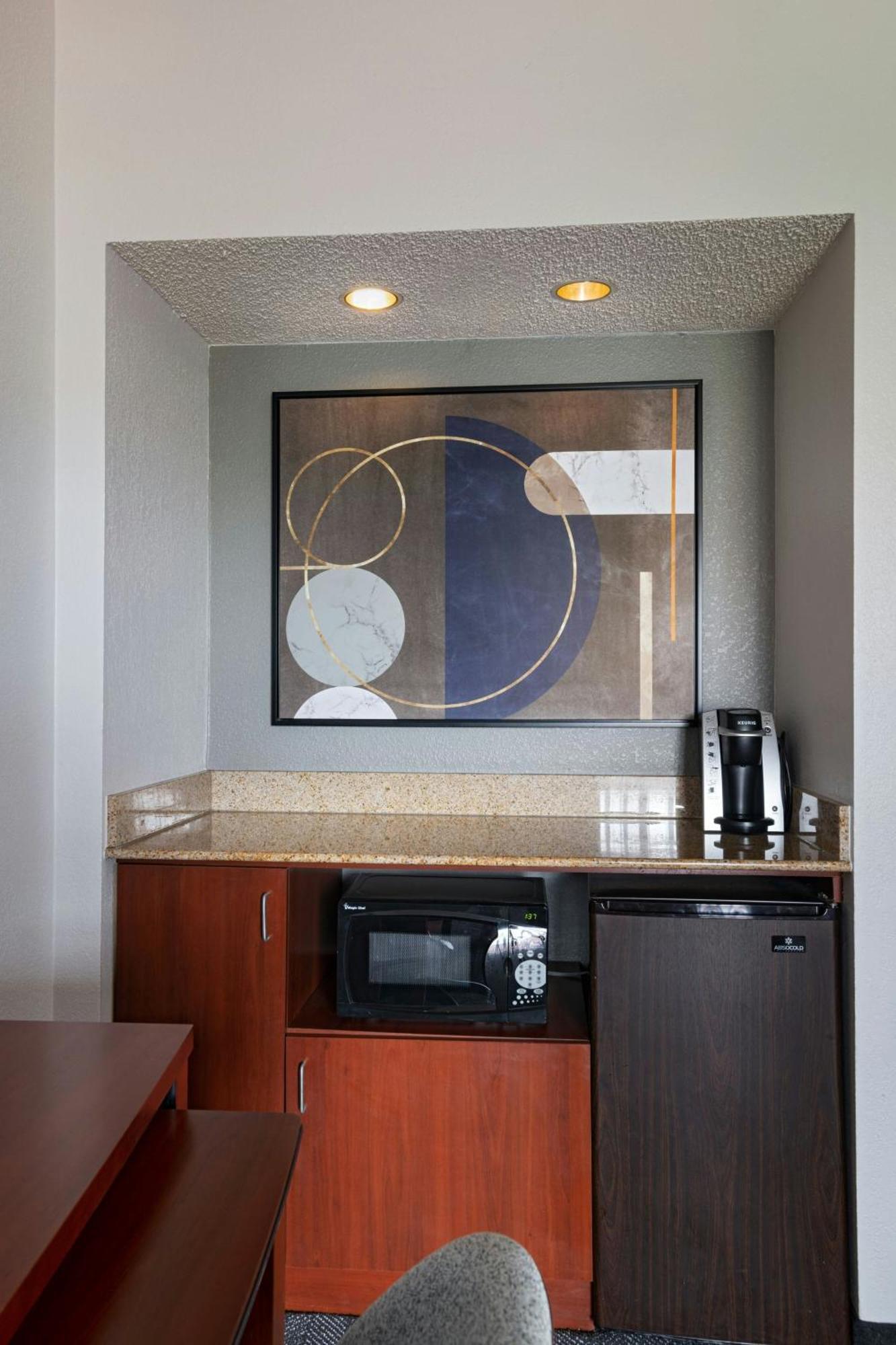 Courtyard By Marriott Airport 3*