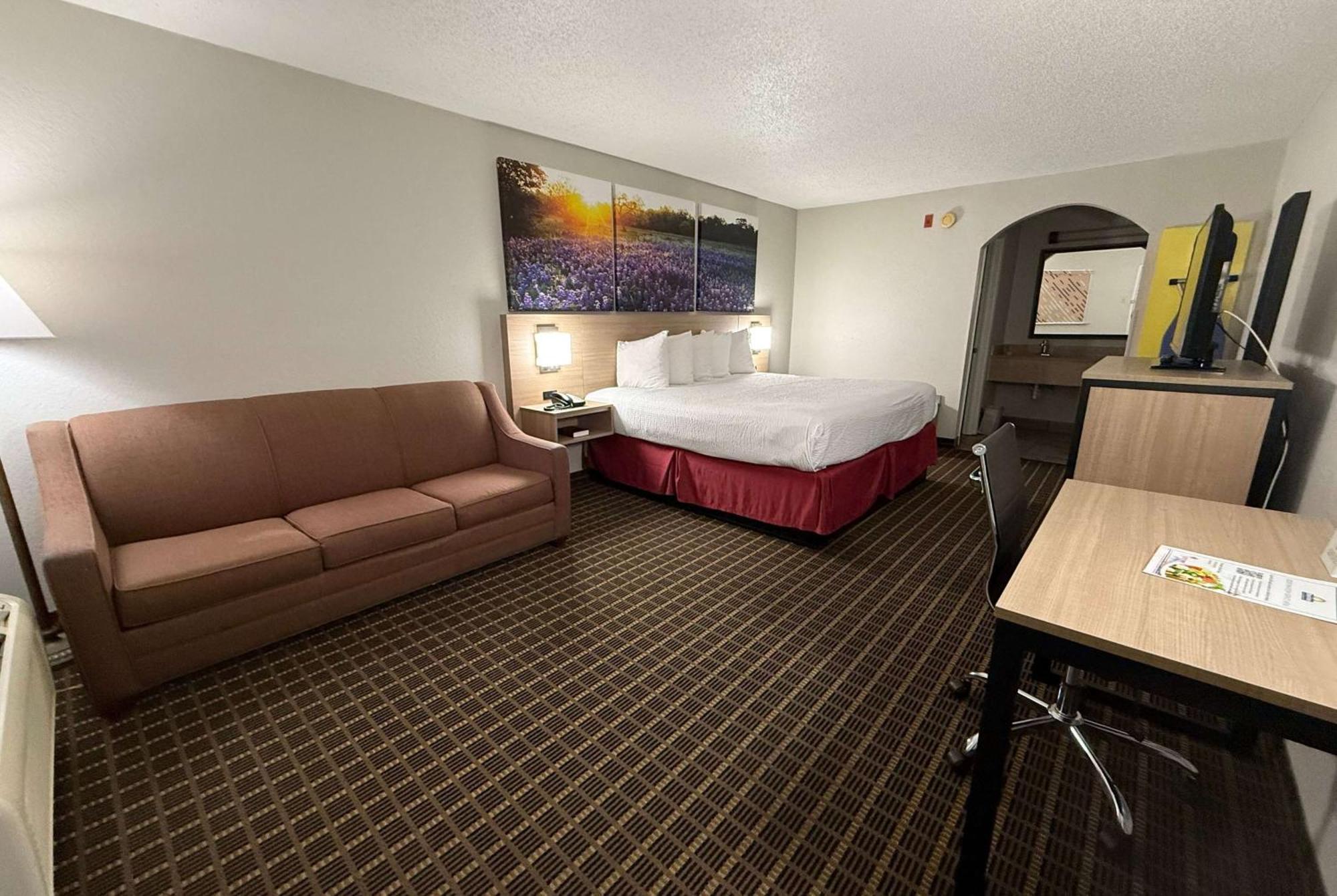 Days By Wyndham Interstate Hwy 35 North Hotel 2*