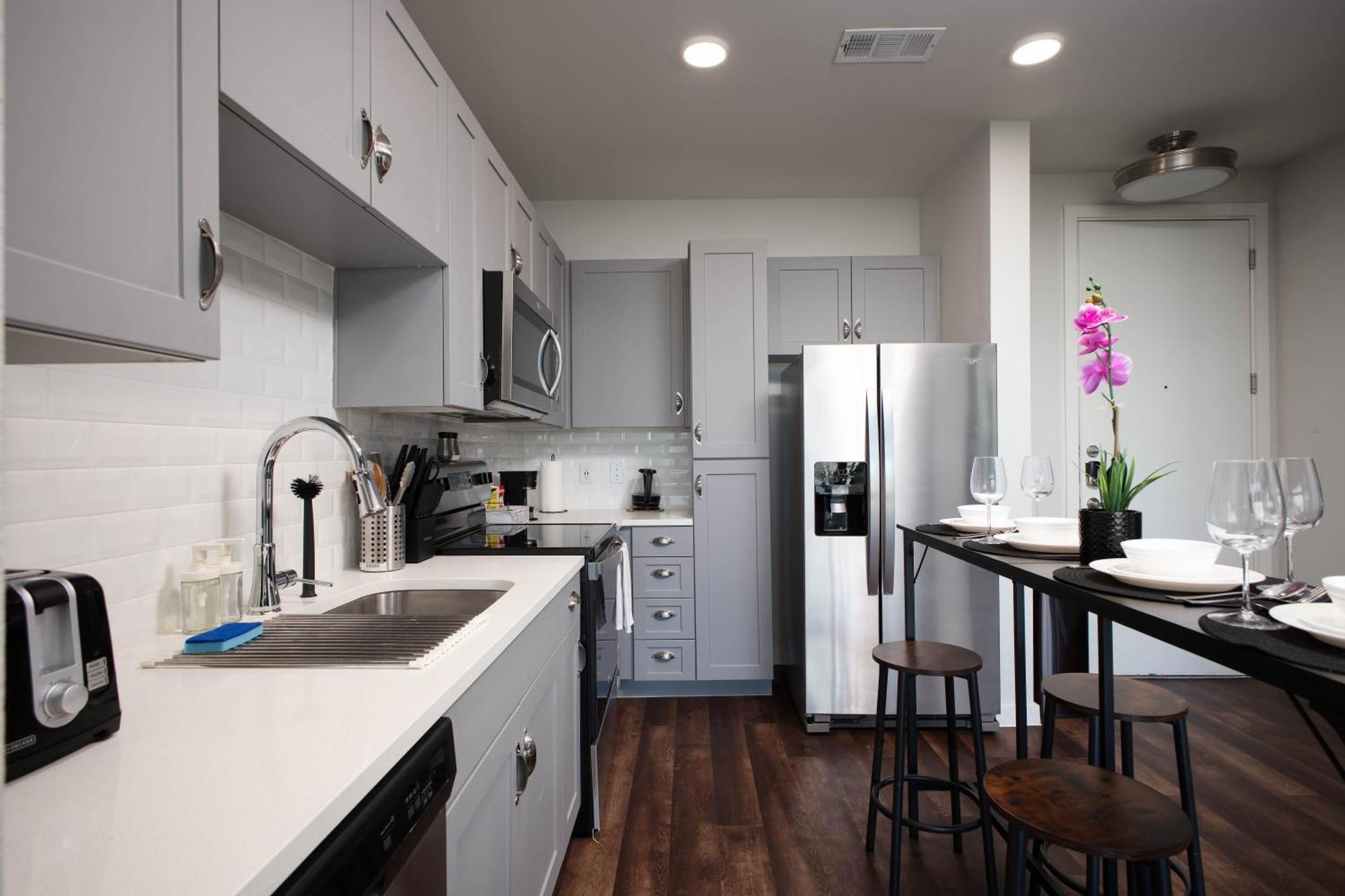 Downtown 1Br W Gym, Parking Near Rvrwalk & Dome
