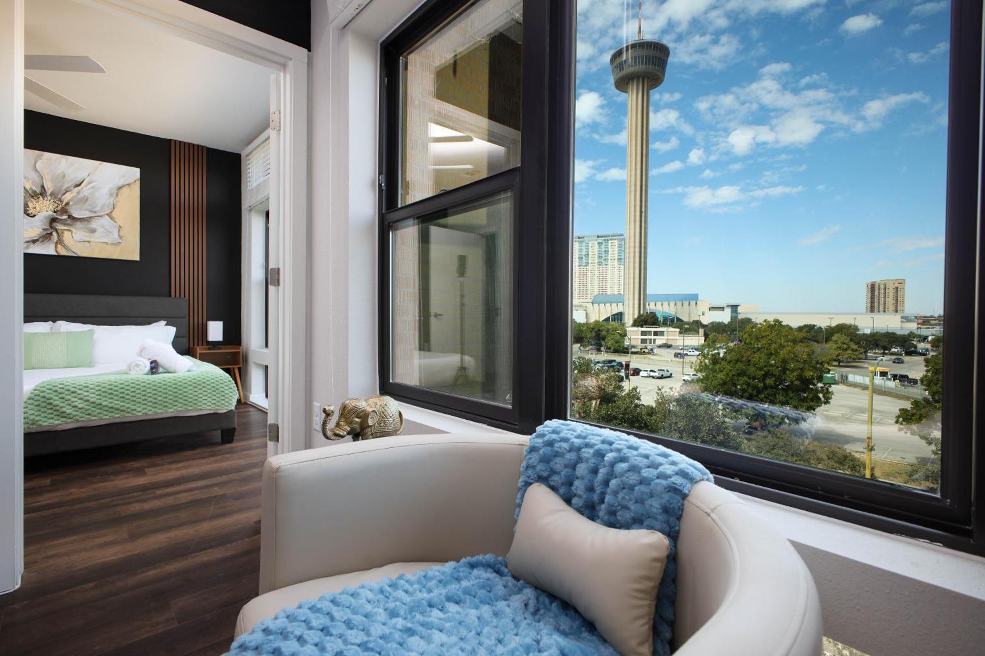 Downtown 1Br W Gym, Parking Near Rvrwalk & Dome *