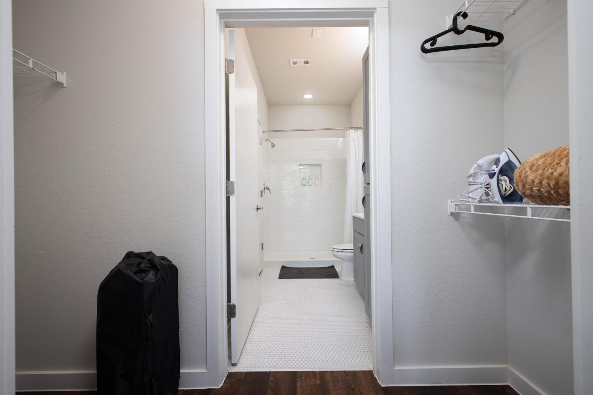 Downtown 1Br W Gym, Parking Near Rvrwalk & Dome