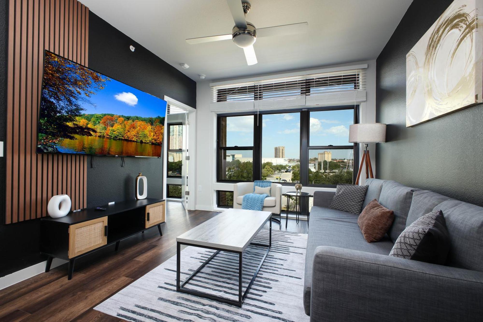Downtown 1Br W Gym, Parking Near Rvrwalk & Dome *