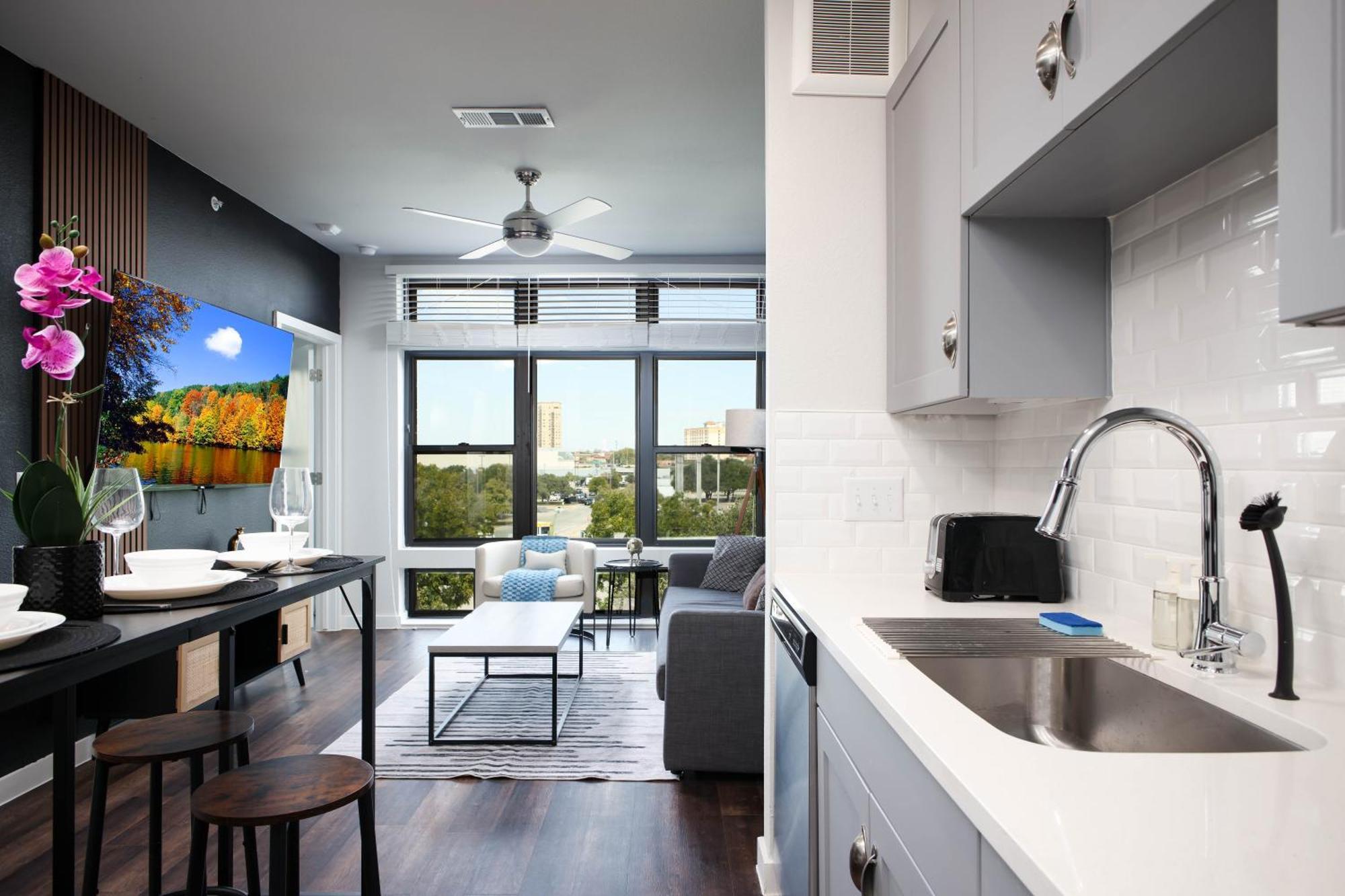 Downtown 1Br W Gym, Parking Near Rvrwalk & Dome