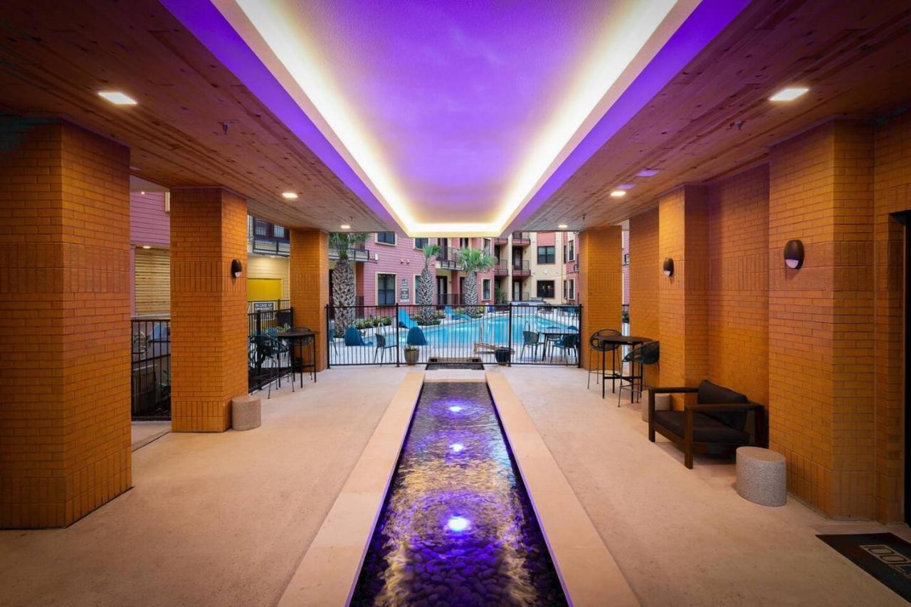 Downtown 1Br W Gym, Parking Near Rvrwalk & Dome