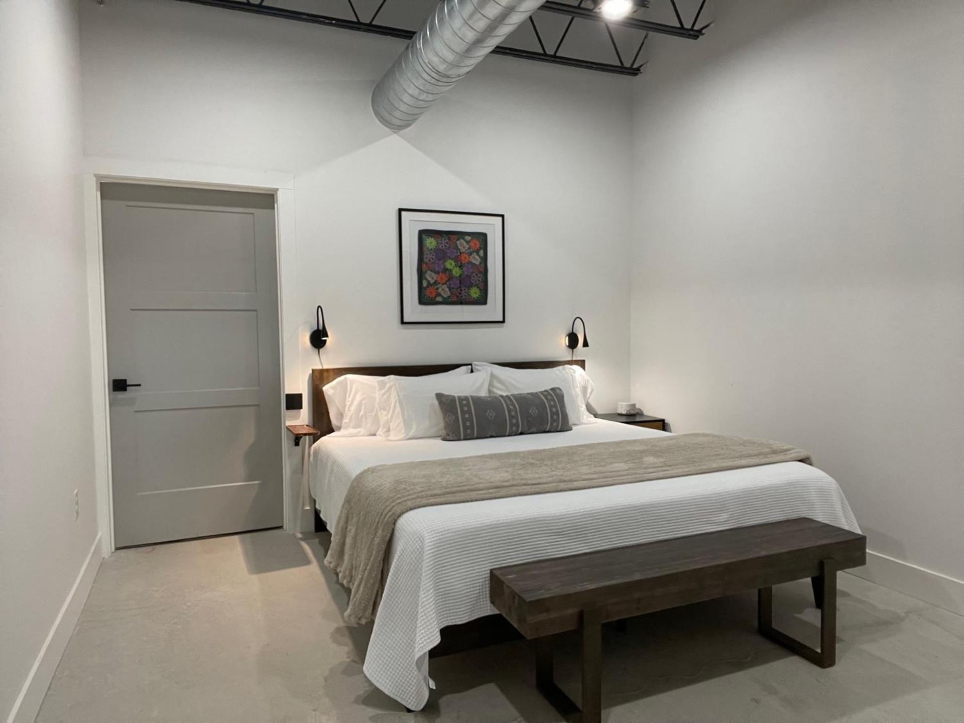 Fyrebird Place - Industrial Loft With Pavilion & Yard San Antonio