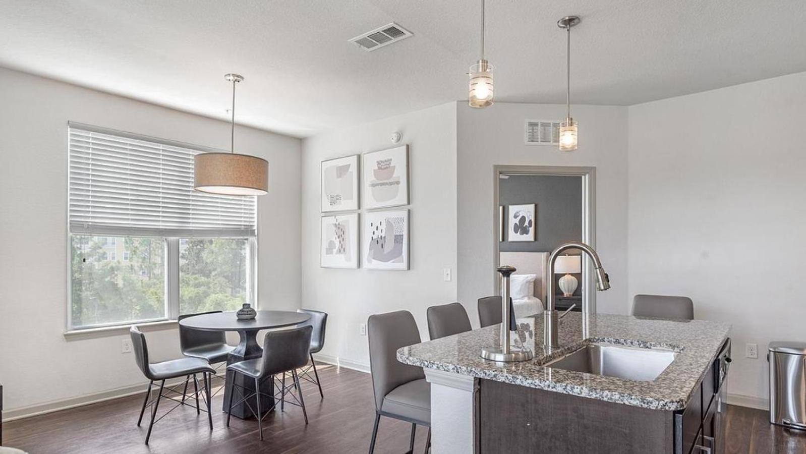Landing At Vecina - 2 Bedrooms In Stone Oak