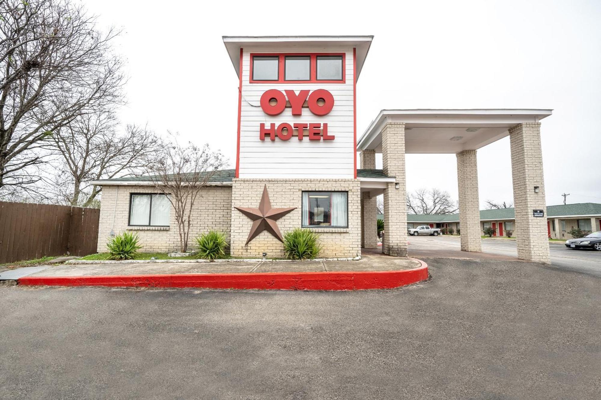 Oyo Near At&t Center Hotel 2*