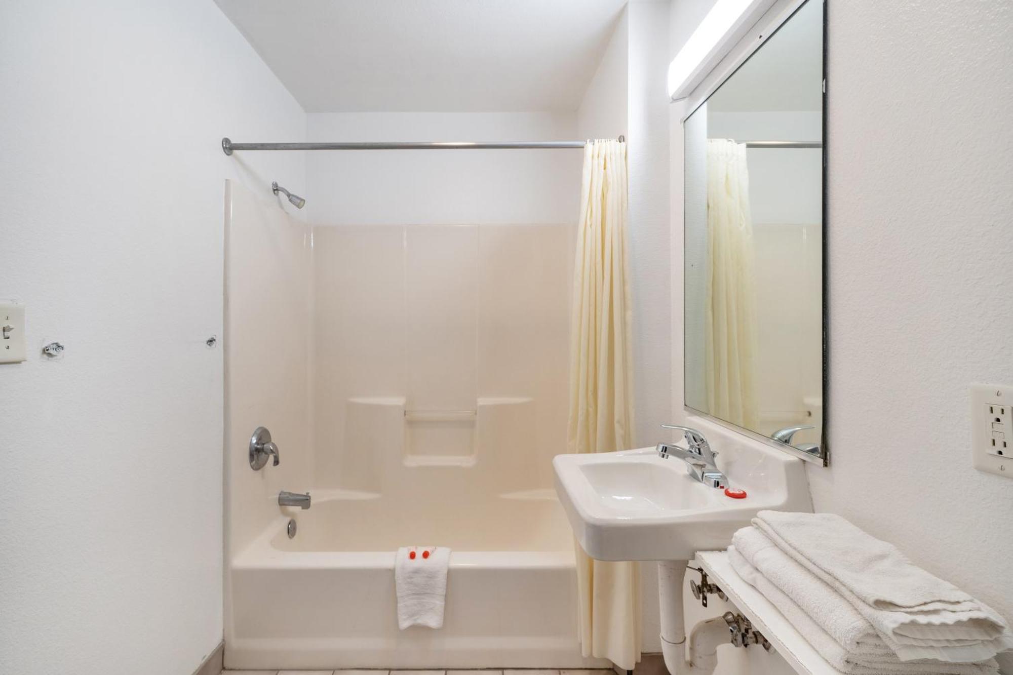 Hotel Oyo Near At&t Center 2*