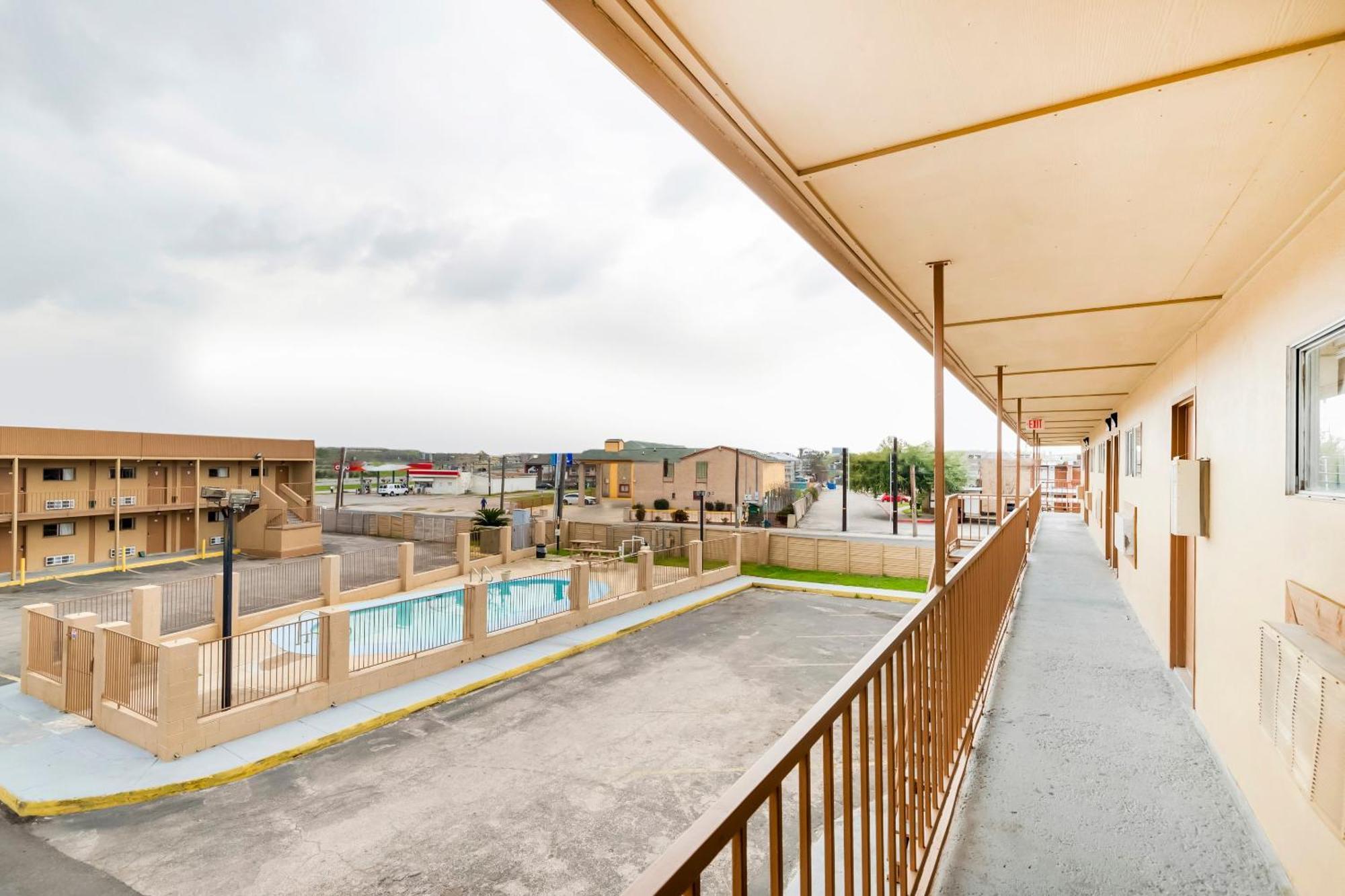 Oyo Lackland Afb Seaworld Hwy 90 W Hotel