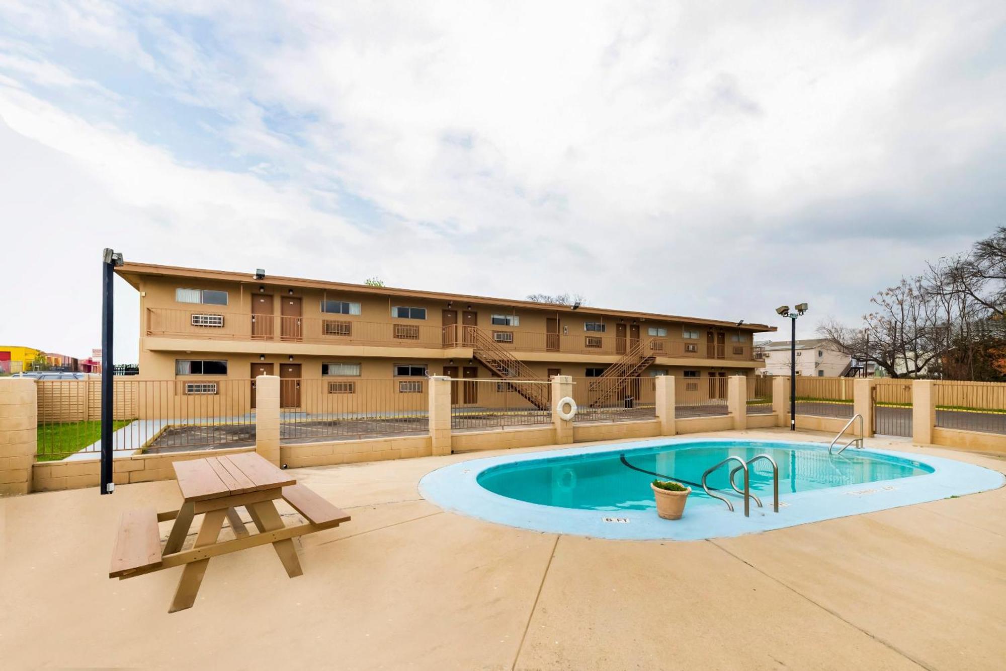 Oyo Lackland Afb Seaworld Hwy 90 W Hotel