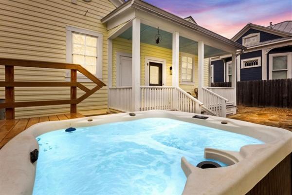 Downtown Historic 2bdrm, Walk To Riverwalk, Alamo; Beautifully Renovated!