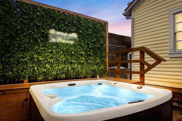 Holiday home Downtown Historic 2bdrm, Walk To Riverwalk, Alamo; Beautifully Renovated!