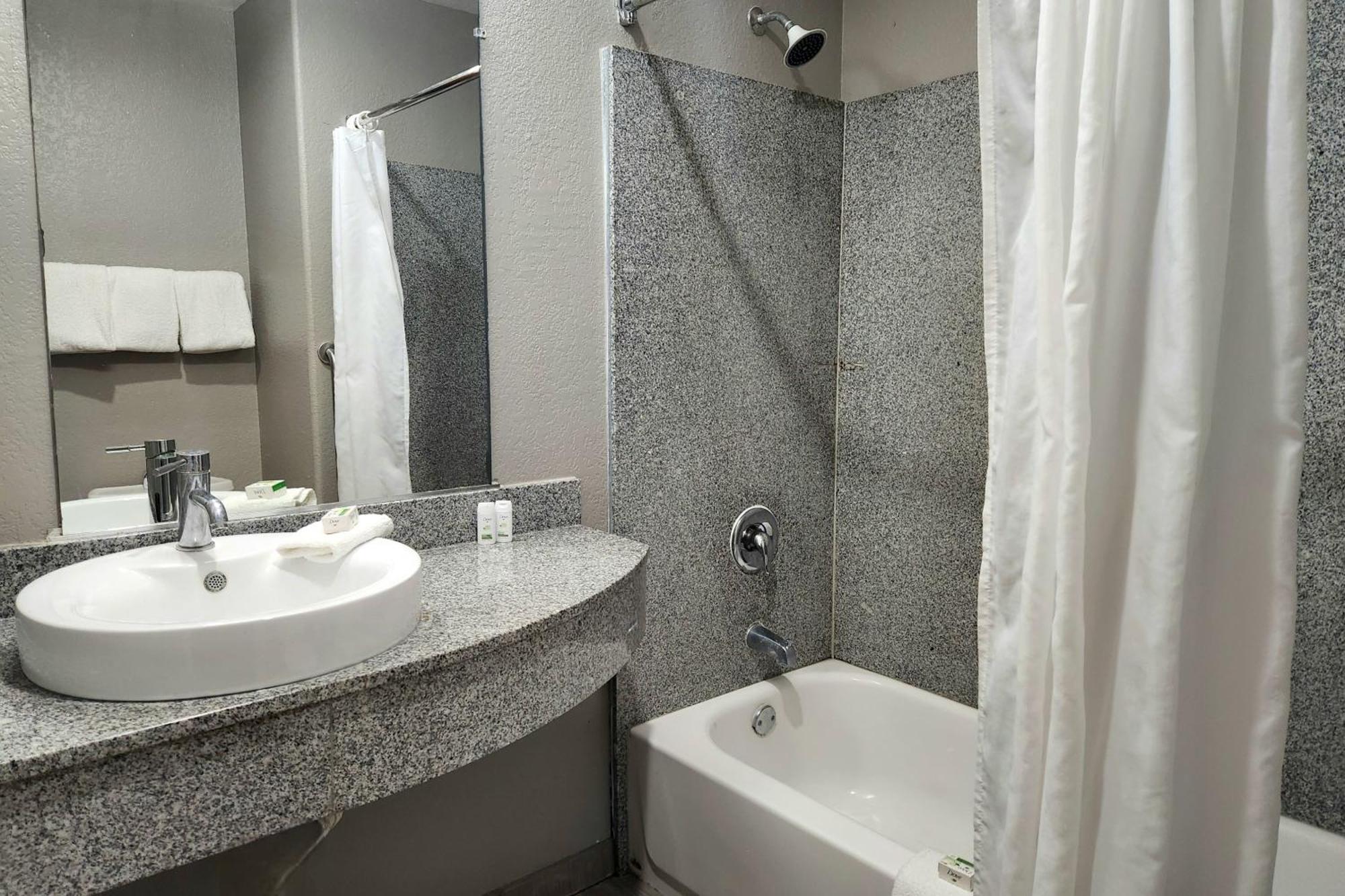 Hotel Baymont By Wyndham Airport