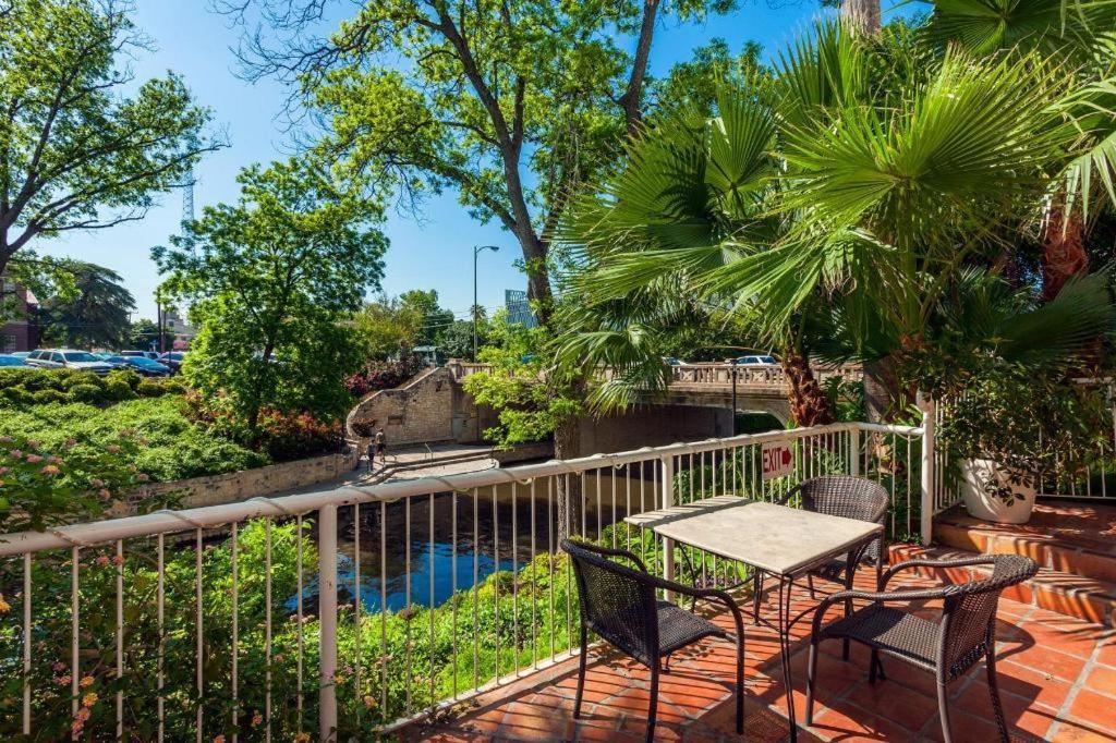 Hotel El Tropicano Riverwalk 3*