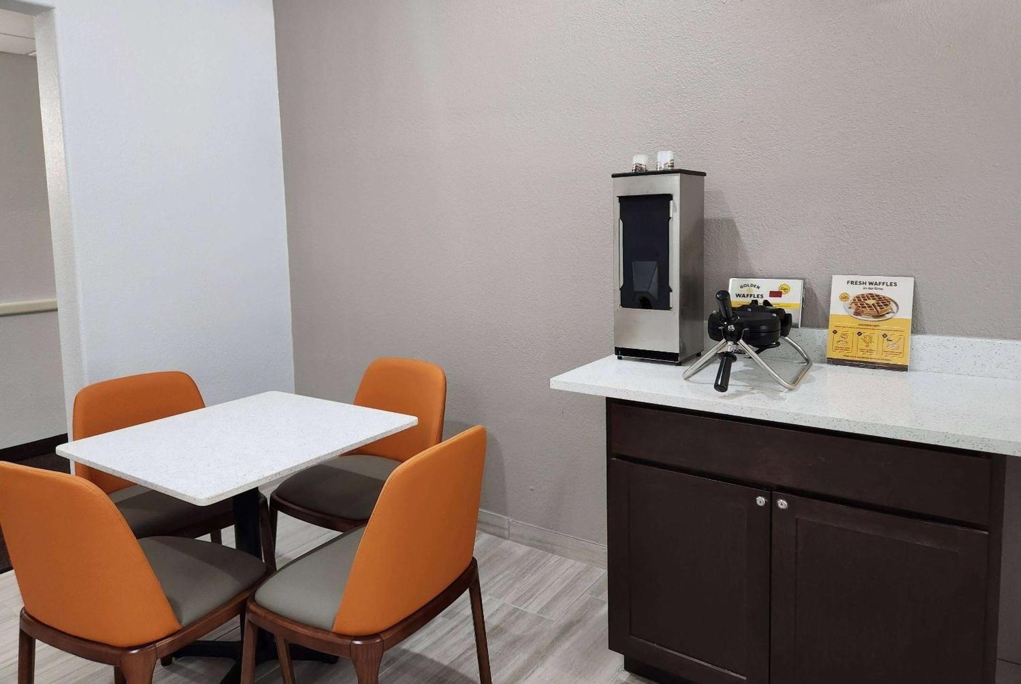 Baymont By Wyndham Airport Hotel 2*