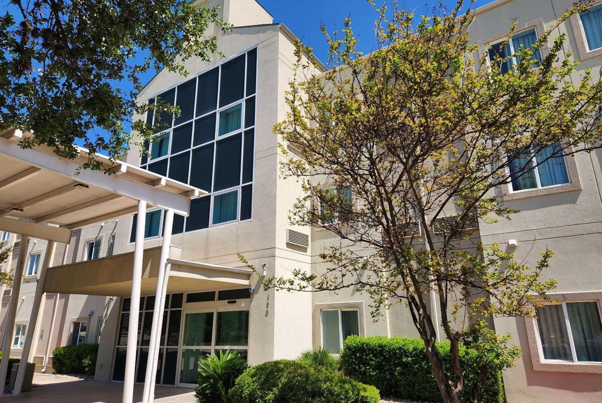 Baymont By Wyndham Airport Hotel San Antonio