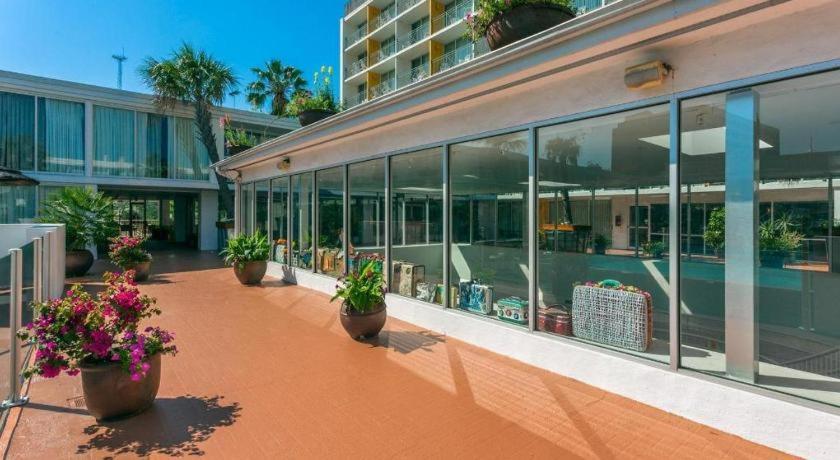 El Tropicano Riverwalk