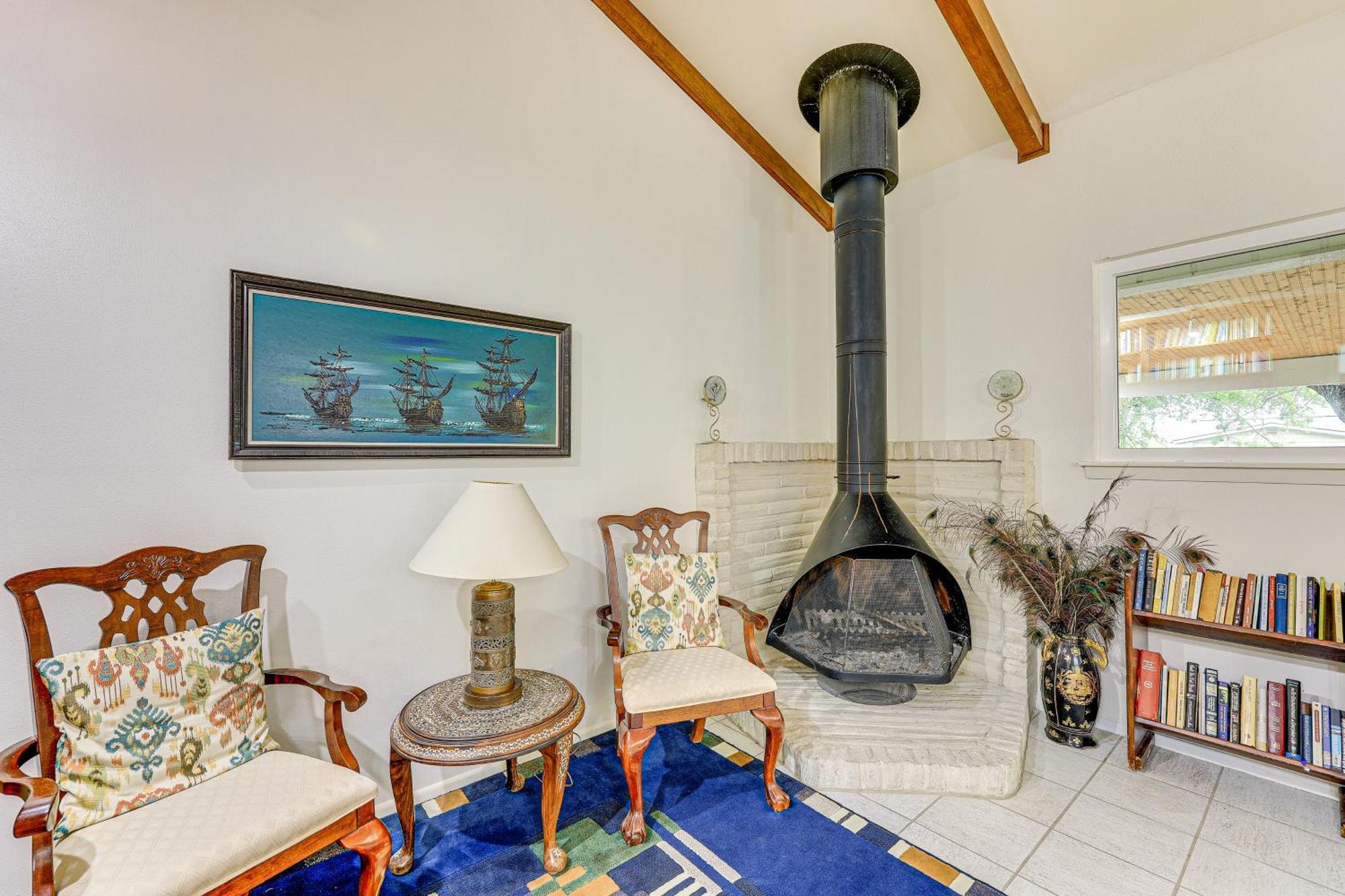 Charming Abode About 10 Mi To River Walk!