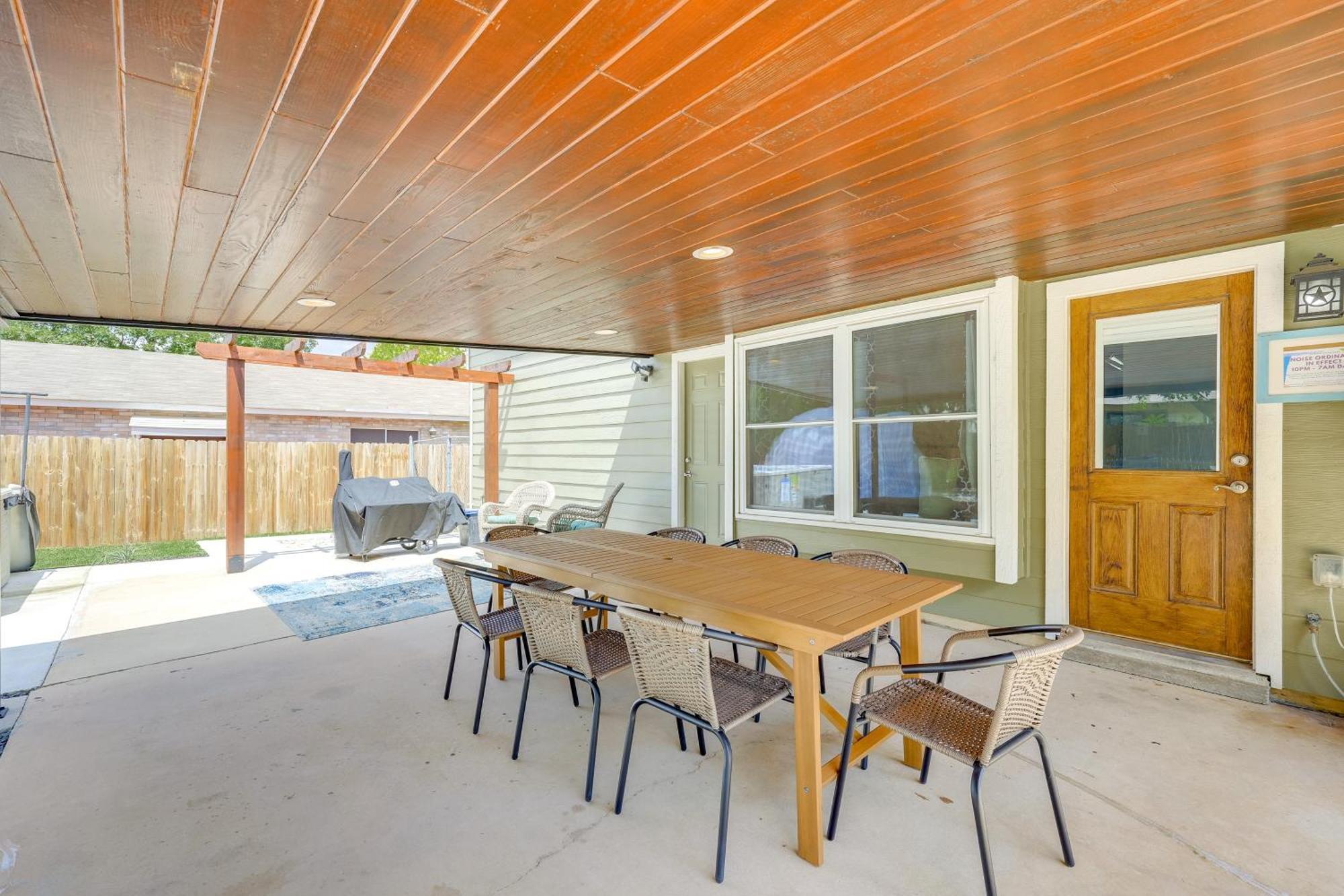 Dog-friendly Live Oak With Hot Tub And Game Room! Holiday home San Antonio